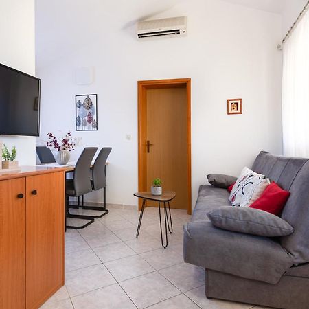Villa Livia With Three Nice Apartments, Swimming Pool, Childrens Playground, Barbecue And Free Parking Ližnjan المظهر الخارجي الصورة
