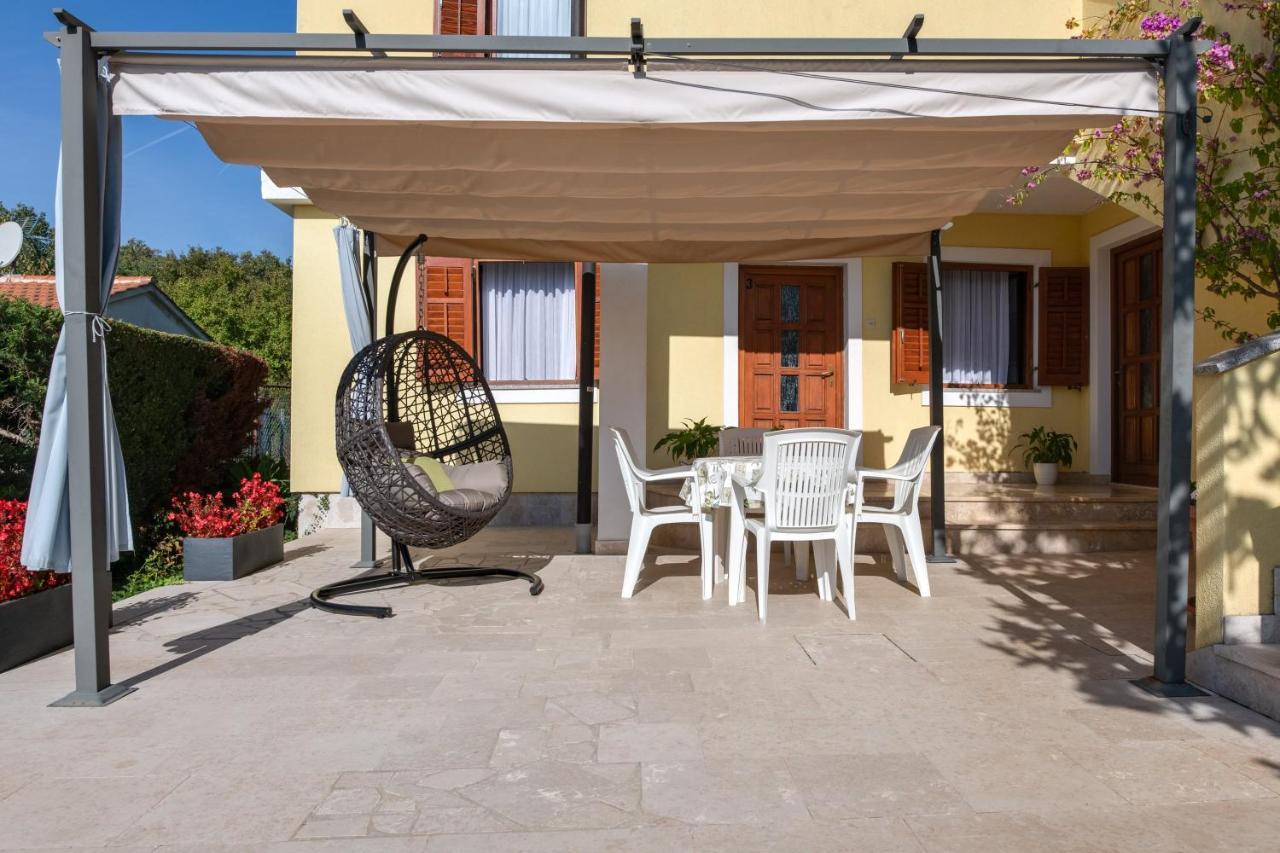 Villa Livia With Three Nice Apartments, Swimming Pool, Childrens Playground, Barbecue And Free Parking Ližnjan المظهر الخارجي الصورة