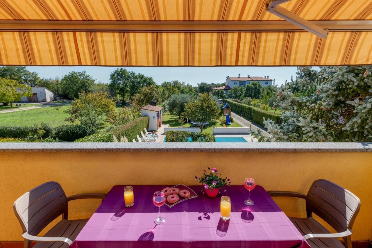Villa Livia With Three Nice Apartments, Swimming Pool, Childrens Playground, Barbecue And Free Parking Ližnjan المظهر الخارجي الصورة