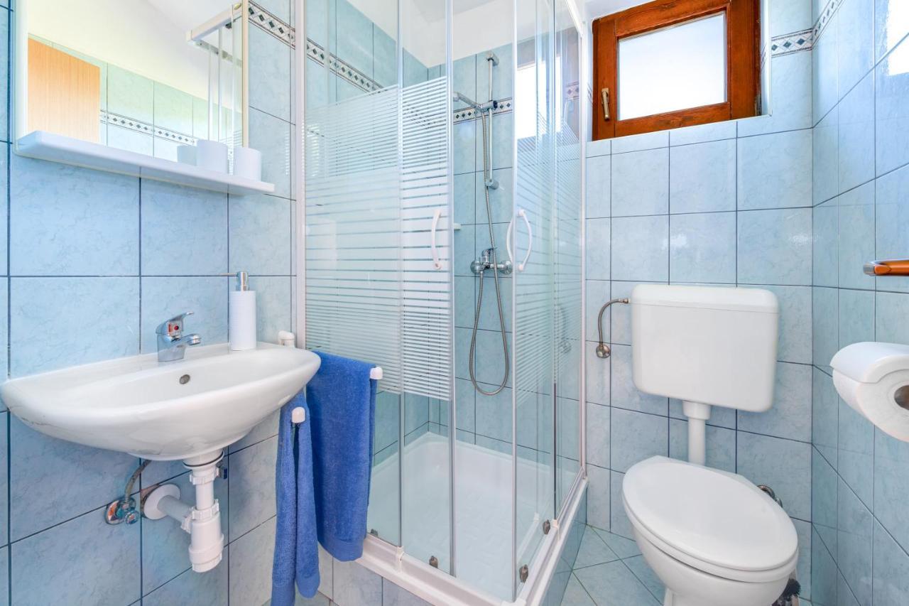 Villa Livia With Three Nice Apartments, Swimming Pool, Childrens Playground, Barbecue And Free Parking Ližnjan المظهر الخارجي الصورة