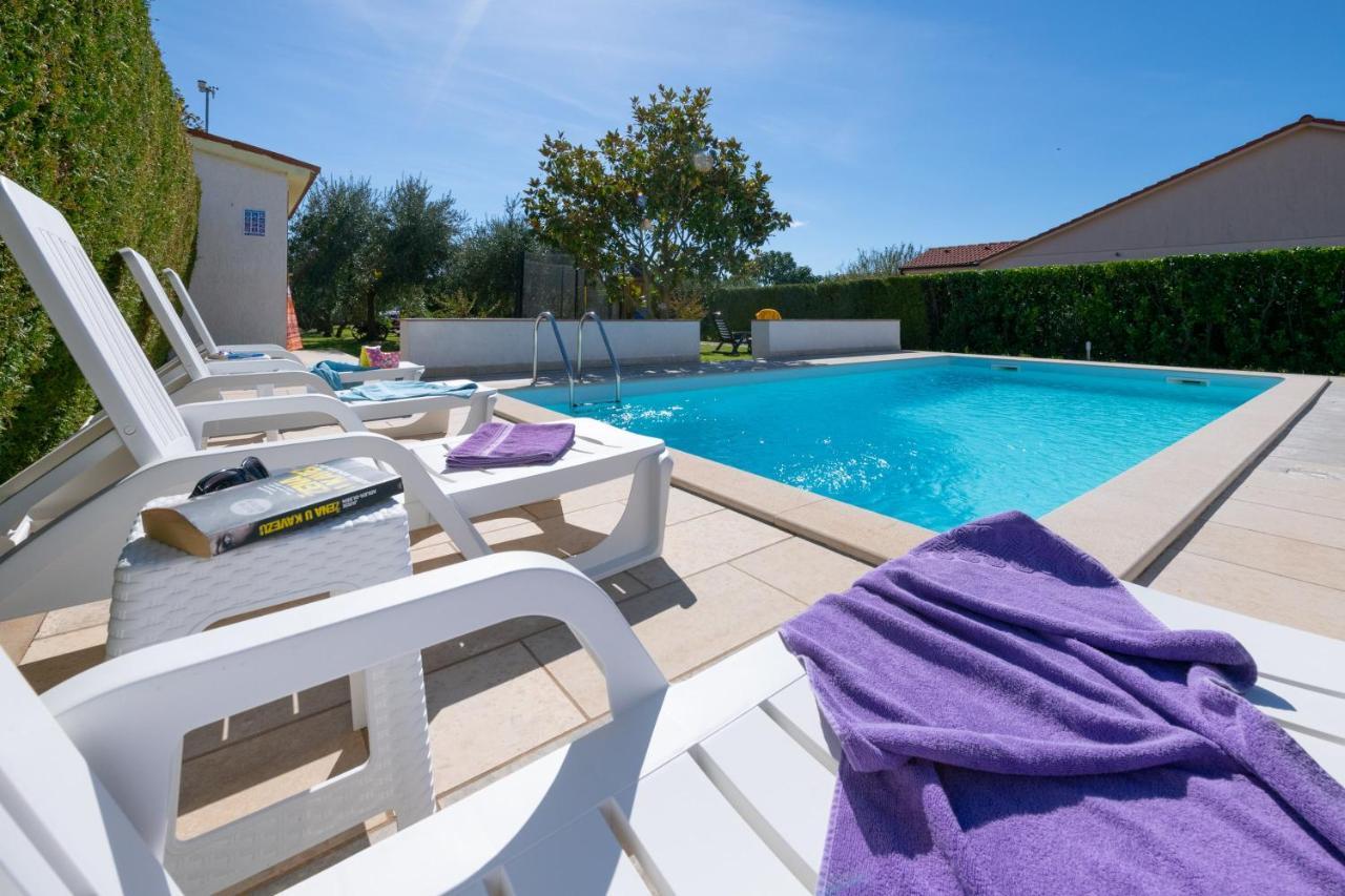 Villa Livia With Three Nice Apartments, Swimming Pool, Childrens Playground, Barbecue And Free Parking Ližnjan المظهر الخارجي الصورة
