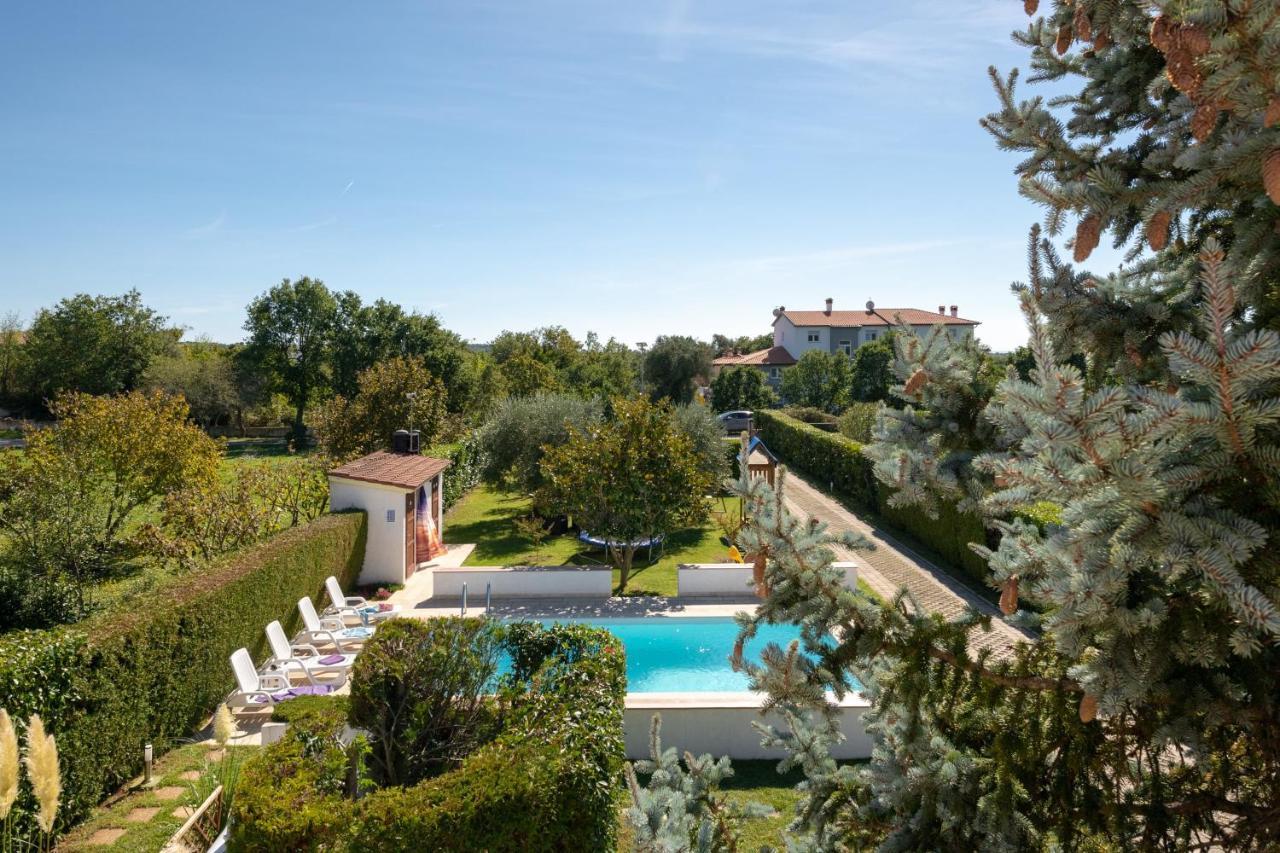 Villa Livia With Three Nice Apartments, Swimming Pool, Childrens Playground, Barbecue And Free Parking Ližnjan المظهر الخارجي الصورة