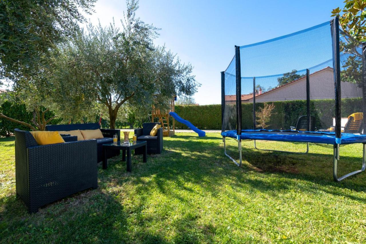 Villa Livia With Three Nice Apartments, Swimming Pool, Childrens Playground, Barbecue And Free Parking Ližnjan المظهر الخارجي الصورة