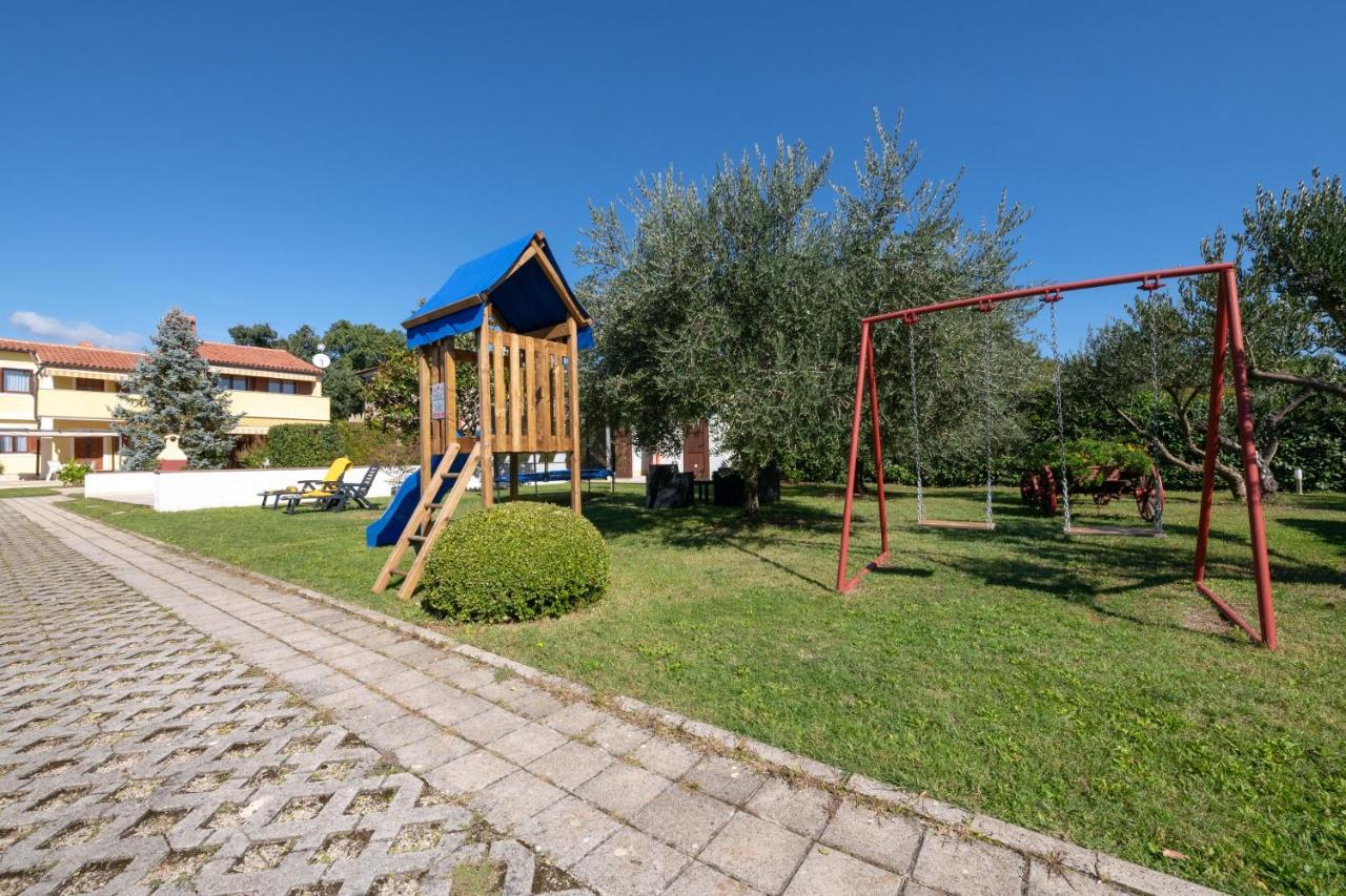 Villa Livia With Three Nice Apartments, Swimming Pool, Childrens Playground, Barbecue And Free Parking Ližnjan المظهر الخارجي الصورة