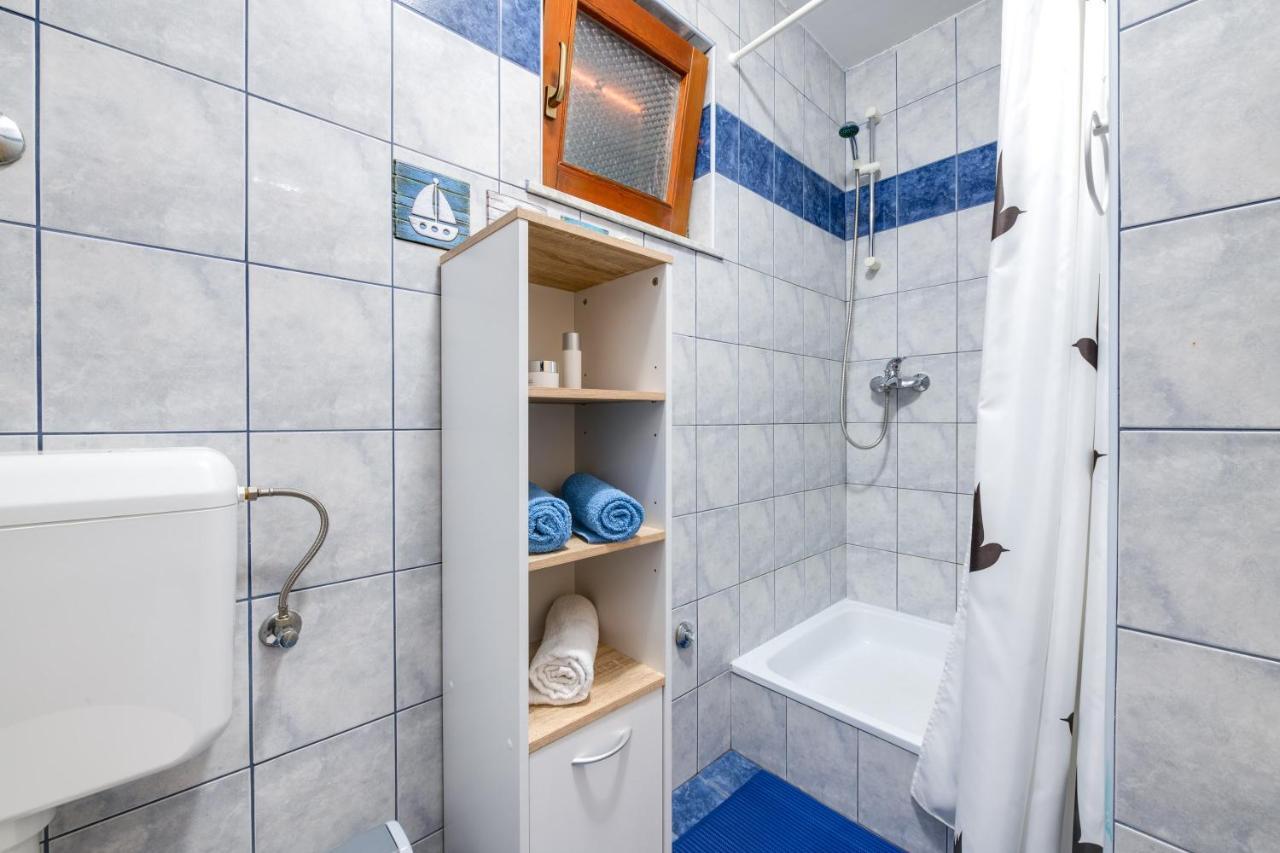 Villa Livia With Three Nice Apartments, Swimming Pool, Childrens Playground, Barbecue And Free Parking Ližnjan المظهر الخارجي الصورة