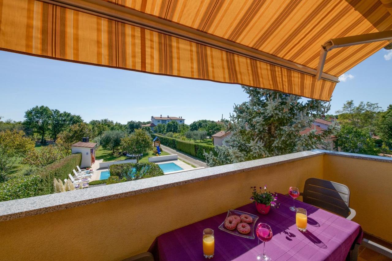 Villa Livia With Three Nice Apartments, Swimming Pool, Childrens Playground, Barbecue And Free Parking Ližnjan المظهر الخارجي الصورة