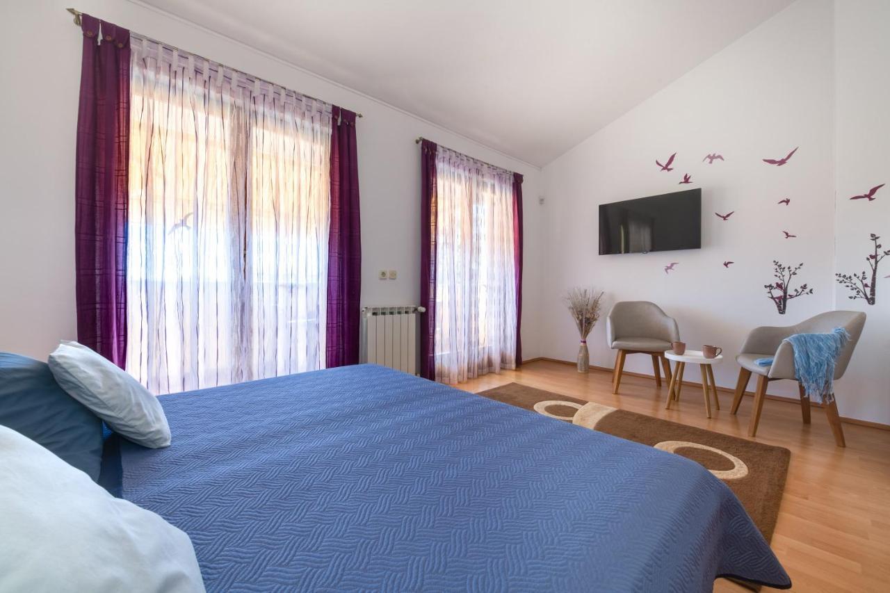 Villa Livia With Three Nice Apartments, Swimming Pool, Childrens Playground, Barbecue And Free Parking Ližnjan المظهر الخارجي الصورة