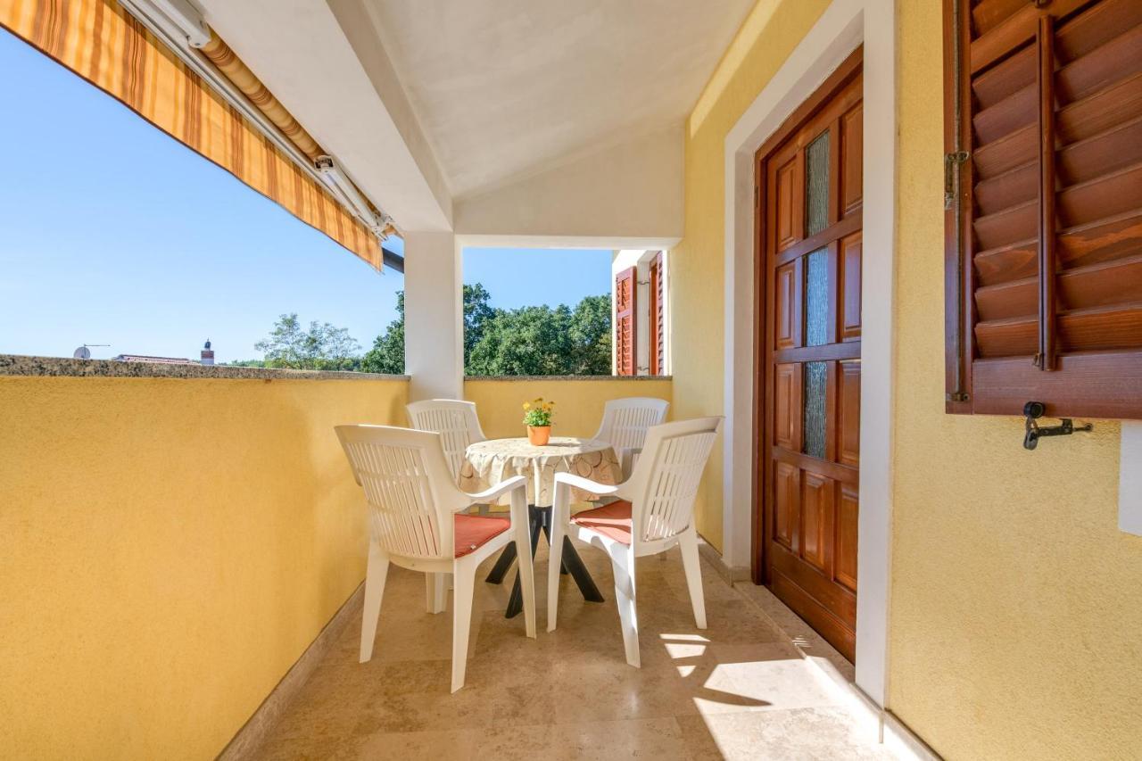 Villa Livia With Three Nice Apartments, Swimming Pool, Childrens Playground, Barbecue And Free Parking Ližnjan المظهر الخارجي الصورة