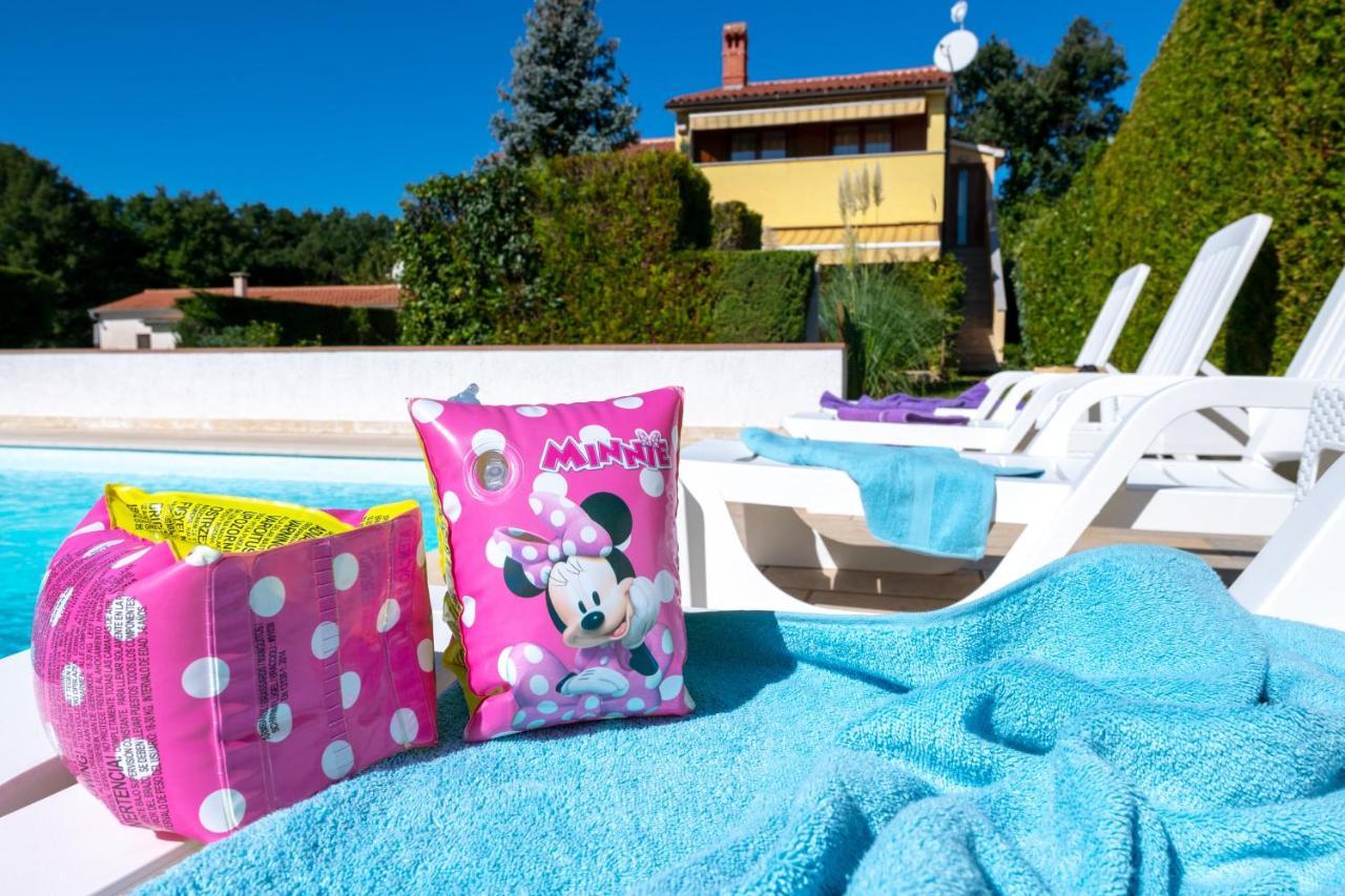 Villa Livia With Three Nice Apartments, Swimming Pool, Childrens Playground, Barbecue And Free Parking Ližnjan المظهر الخارجي الصورة