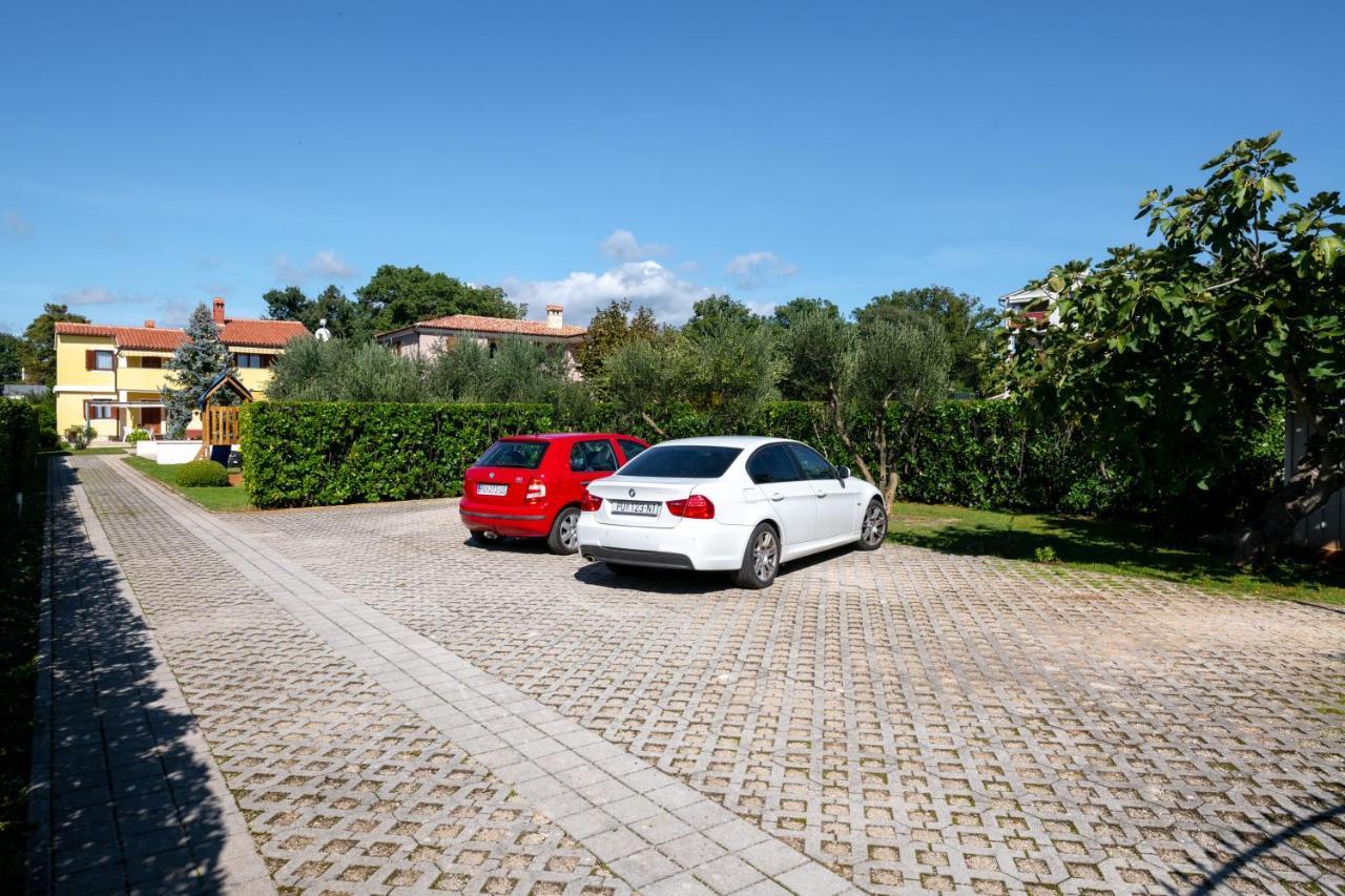 Villa Livia With Three Nice Apartments, Swimming Pool, Childrens Playground, Barbecue And Free Parking Ližnjan المظهر الخارجي الصورة
