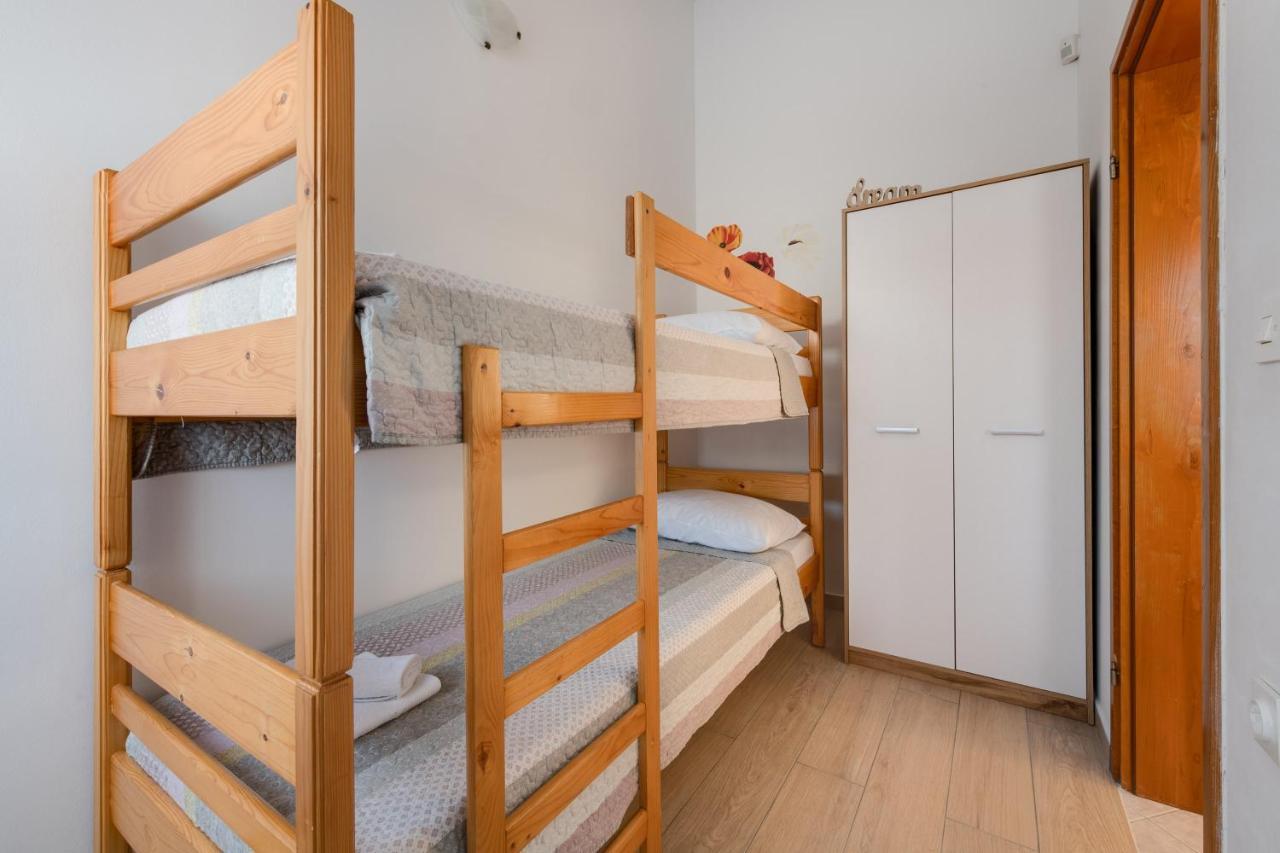 Villa Livia With Three Nice Apartments, Swimming Pool, Childrens Playground, Barbecue And Free Parking Ližnjan المظهر الخارجي الصورة