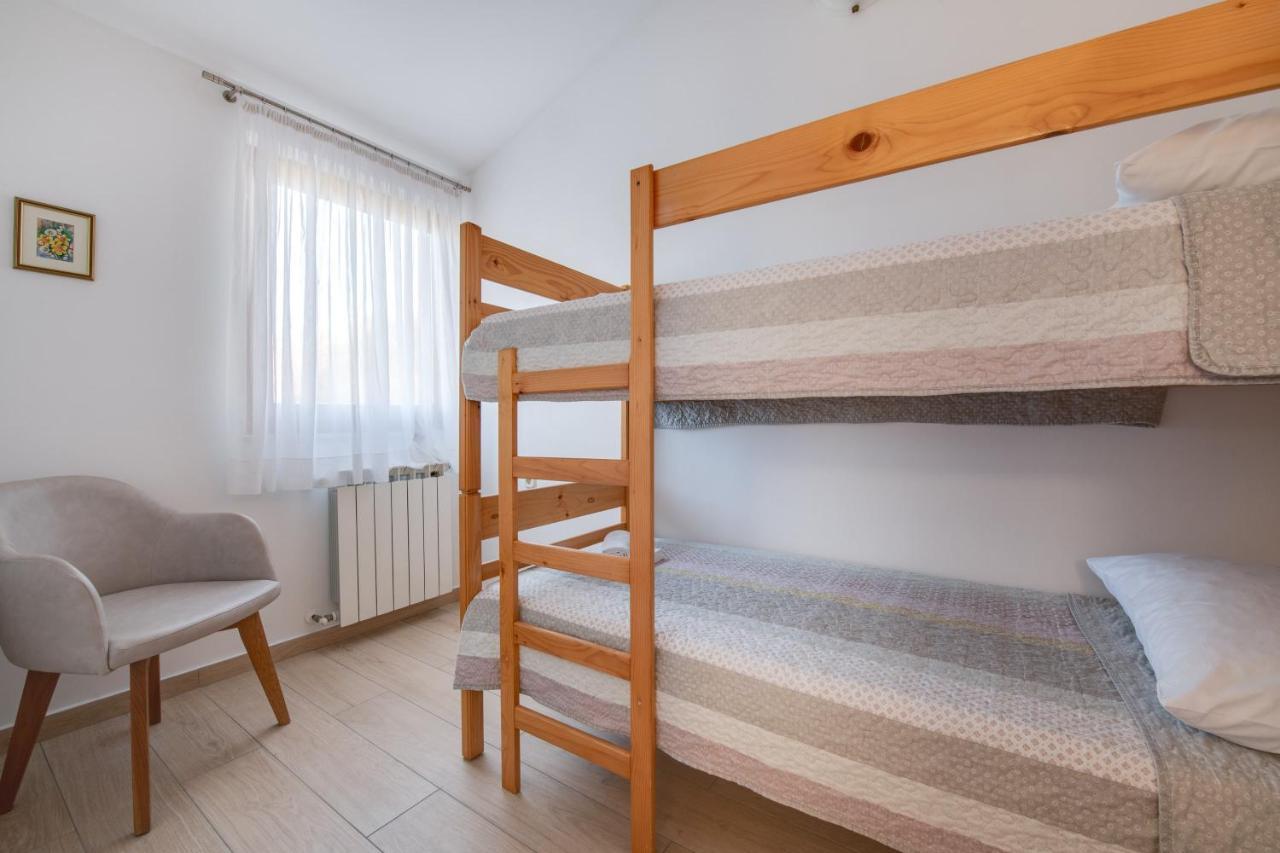 Villa Livia With Three Nice Apartments, Swimming Pool, Childrens Playground, Barbecue And Free Parking Ližnjan المظهر الخارجي الصورة