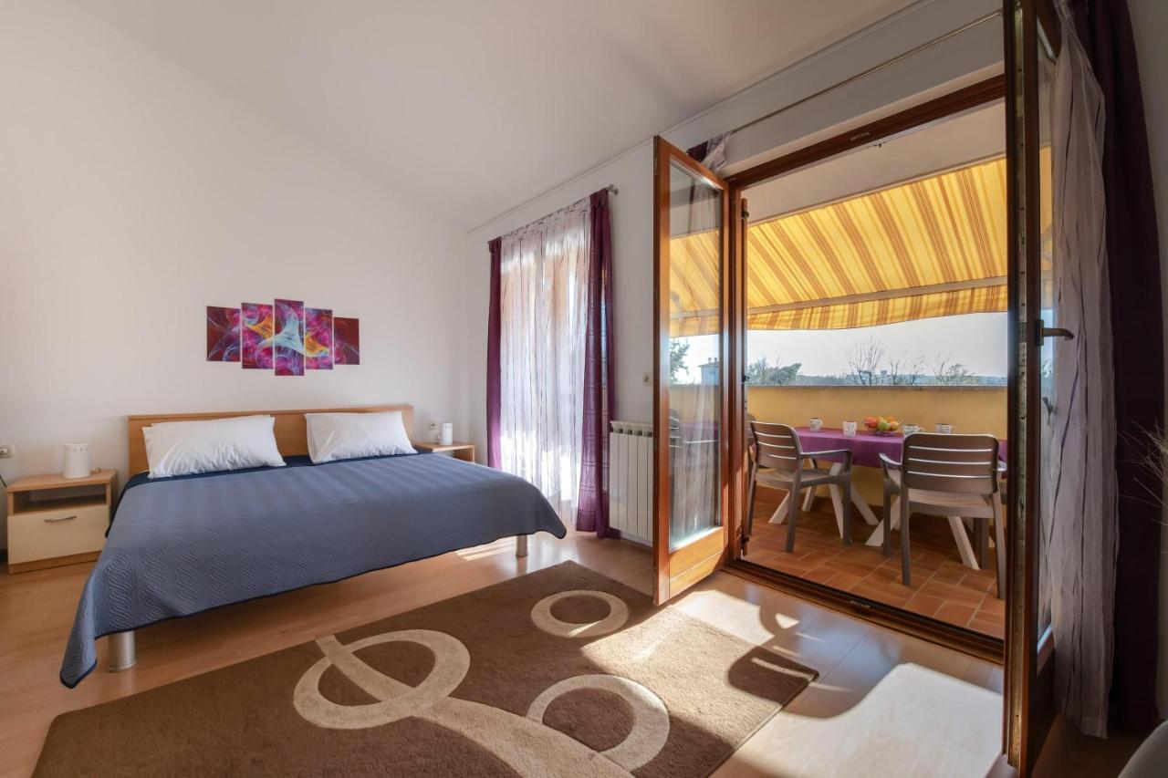 Villa Livia With Three Nice Apartments, Swimming Pool, Childrens Playground, Barbecue And Free Parking Ližnjan المظهر الخارجي الصورة