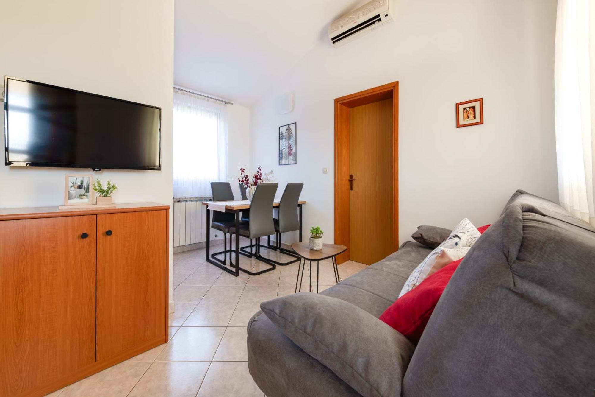 Villa Livia With Three Nice Apartments, Swimming Pool, Childrens Playground, Barbecue And Free Parking Ližnjan المظهر الخارجي الصورة