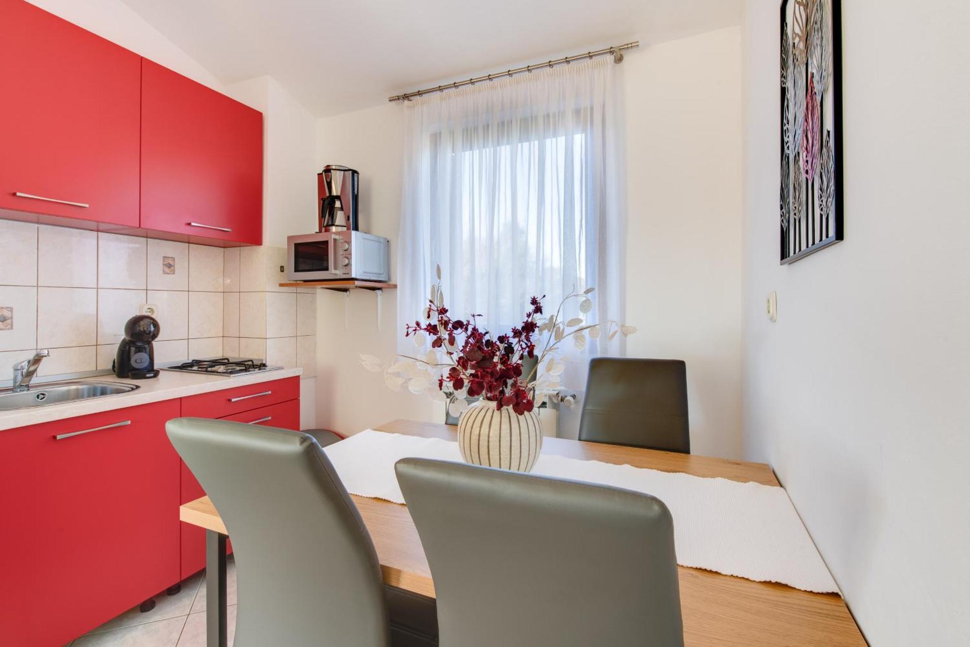 Villa Livia With Three Nice Apartments, Swimming Pool, Childrens Playground, Barbecue And Free Parking Ližnjan المظهر الخارجي الصورة